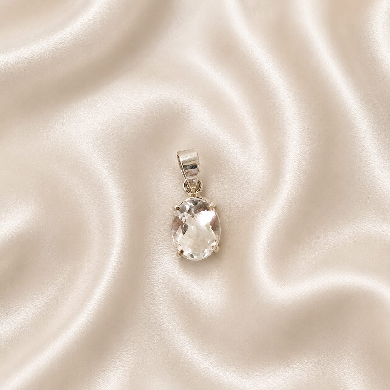 "Natural Clear Quartz crystal pendant featuring a transparent polished gemstone, elegantly crafted for everyday wear, energy amplification, clarity, meditation, and stylish spiritual jewelry."