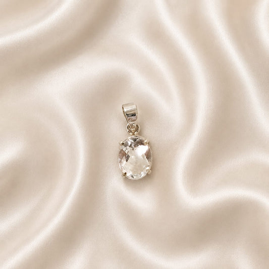 "Natural Clear Quartz crystal pendant featuring a transparent polished gemstone, elegantly crafted for everyday wear, energy amplification, clarity, meditation, and stylish spiritual jewelry."