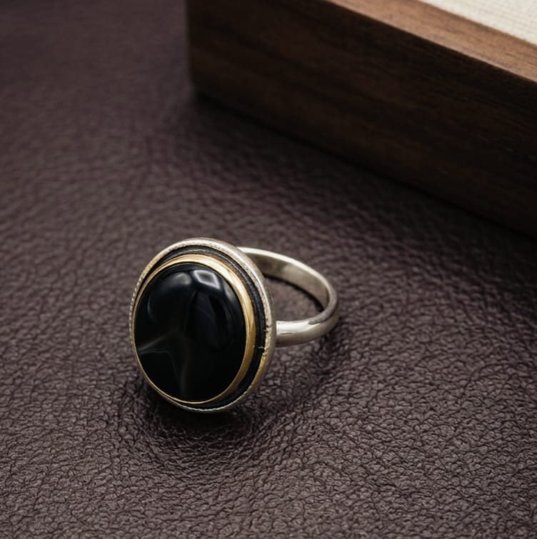 Natural Sulemani Hakik Ring featuring a polished black and grey agate gemstone set in an elegant ring design, known for protection, grounding, and spiritual balance.