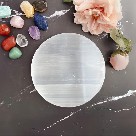"Natural crystal charging plate designed to cleanse and recharge crystal jewelry and gemstones, ideal for bracelets, pendants, rings, meditation spaces, altars, and elegant spiritual décor."